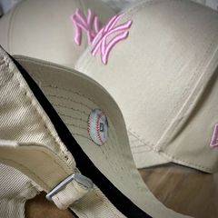 Boné Nude New York - Clássico - Fitinha Strapback - Nude Logo Rosa - Combina com tudo - Envio Imediato - Bonés imports - loja de bonés