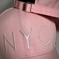 Boné New York City - Fitinha Strapback - Rosa NYC Branco - Combina com tudo - Envio Imediato - comprar online