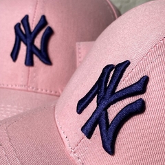 Boné New York - Clássico - Fitinha Strapback - Rosa Logo Marinho - Combina com tudo - Envio Imediato - comprar online