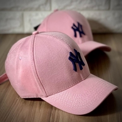 Boné New York - Clássico - Fitinha Strapback - Rosa Logo Marinho - Combina com tudo - Envio Imediato - Bonés imports - loja de bonés