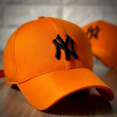 Boné New York - Clássico - Fitinha Strapback - Laranja Logo Preto - Combina com tudo - Envio Imediato - loja online