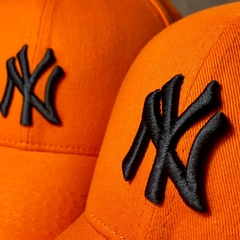 Boné New York - Clássico - Fitinha Strapback - Laranja Logo Preto - Combina com tudo - Envio Imediato - comprar online