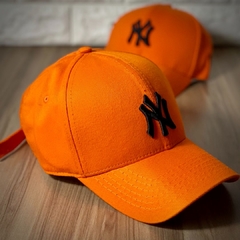 Boné New York - Clássico - Fitinha Strapback - Laranja Logo Preto - Combina com tudo - Envio Imediato