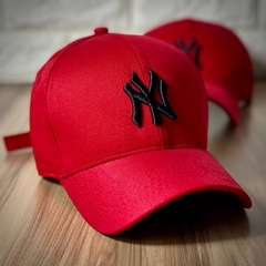 Boné New York - Clássico - Fitinha Strapback - Vermelho Logo Preto - Combina com tudo - Envio Imediato na internet