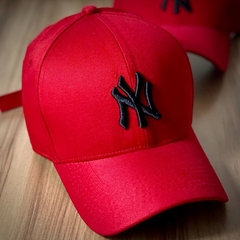 Boné New York - Clássico - Fitinha Strapback - Vermelho Logo Preto - Combina com tudo - Envio Imediato