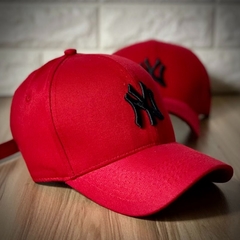 Boné New York - Clássico - Fitinha Strapback - Vermelho Logo Preto - Combina com tudo - Envio Imediato - Bonés imports - loja de bonés