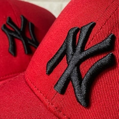 Boné New York - Clássico - Fitinha Strapback - Vermelho Logo Preto - Combina com tudo - Envio Imediato - comprar online