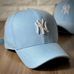 Boné New York - Clássico - Fitinha Strapback - Azul Claro Logo Branco - Combina com tudo - Envio Imediato