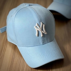 Boné New York - Clássico - Fitinha Strapback - Azul Claro Logo Branco - Combina com tudo - Envio Imediato - loja online