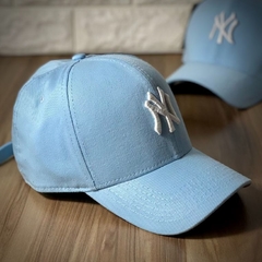 Boné New York - Clássico - Fitinha Strapback - Azul Claro Logo Branco - Combina com tudo - Envio Imediato - Bonés imports - loja de bonés