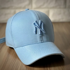 Boné New York - Clássico - Fitinha Strapback - Azul Claro Monocromático - Combina com tudo - Envio Imediato - Bonés imports - loja de bonés