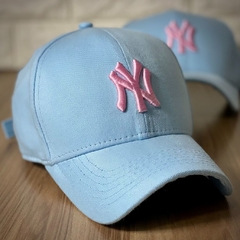 Boné New York - Clássico - Fitinha Strapback - Azul Claro Logo Rosa - Combina com tudo - Envio Imediato