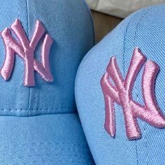 Boné New York - Clássico - Fitinha Strapback - Azul Claro Logo Rosa - Combina com tudo - Envio Imediato - comprar online