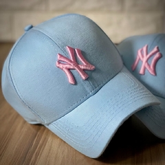 Boné New York - Clássico - Fitinha Strapback - Azul Claro Logo Rosa - Combina com tudo - Envio Imediato na internet