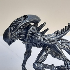 Figura Alien Xenomorph Coleccionable pintado a mano, color acero, dorado y plateado en internet