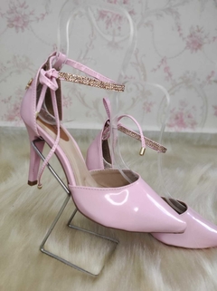 scarpin-salto-fino-com-tira-de-strass-rosa