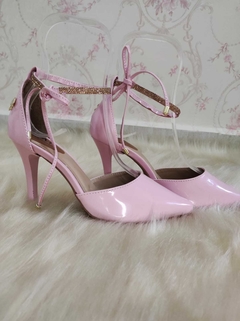 scarpin-salto-fino-com-tira-de-strass-rosa