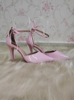 scarpin-salto-fino-com-tira-de-strass-rosa