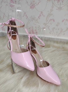 scarpin-salto-fino-com-tira-de-strass-rosa