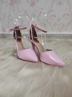 scarpin-salto-fino-com-tira-de-strass-rosa