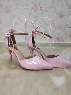 scarpin-salto-fino-com-tira-de-strass-rosa