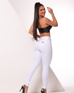 Calça Jeans Color Modeladora Empina Bumbum branca com Detalhes no Cós