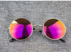 Imagem do Óculos de Lentes com a Cor Rosa Vermelho com Amarelo lentes mudam de cor com o reflexo da Luz