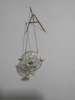 Imagem do Ampulheta do Tempo Dourado Referente ao Filme Harry Potter ( 3 em 1 porque tem base fixa que fica em cima de mesa, com suporte de parede e se torna pingente para colocar no pescoço )