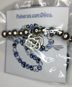 Pulsera cuentas de metal con dije en internet