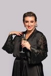 Peignoir preto em cetim e toque de seda, com mangas largas em organza bordada para uma elegância sofisticada e contemporânea