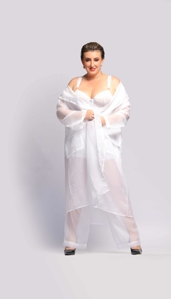 Conjunto de calça e casaco em organza transparente, sinônimo de elegância e sensualidade, destacando a beleza da lingerie escolhida, ideal para ocasiões especiais