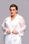 Conjunto de calça e casaco em organza transparente, sinônimo de elegância e sensualidade, destacando a beleza da lingerie escolhida, ideal para ocasiões especiais