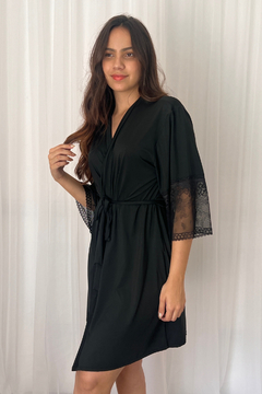 ROBE LISO COM DETALHE EM RENDA - comprar online