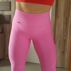 Legging com cós empina bumbum na internet