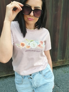 T-SHIRT ESTONADA ROSÊ NO RAIN NO FLOWERS 100% ALGODÃO - loja online