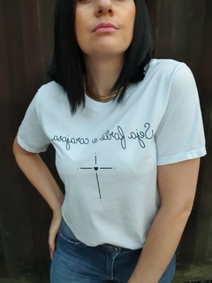 T-SHIRT ESTONADA BRANCA SEJA FORTE E CORAJOSA 100% ALGODÃO - Nosso vicio 