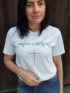 T-SHIRT ESTONADA BRANCA SEJA FORTE E CORAJOSA 100% ALGODÃO na internet