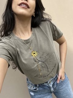 T-SHIRT ESTONADA CAQUI DÊ UMA FLOR PARA OUTRA FLOR 100% ALGODÃO