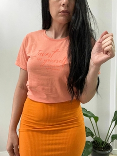 T-SHIRT ESTONADA LARANJA INVISTA EM VOCÊ CAMISETA 100% ALGODÃO - Nosso vicio 