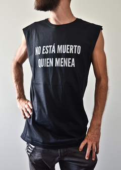 REMERA "NO ESTA MUERTO..."