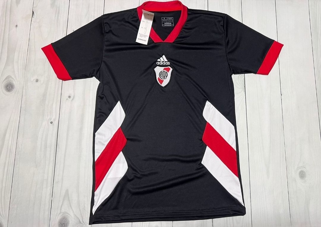 Remera negra de online talleres