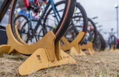 Imagen de Soporte Para Bicicleta de Pie en Madera de Guatambú - PREMIUM