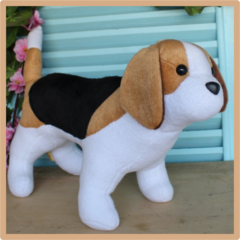 Cachorro beagle de pelúcia