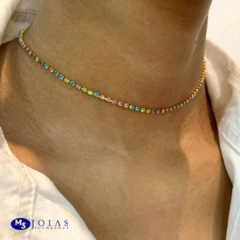 CHOKER RIVIERA COM PEDRAS DE CRISTAL COLORIDO FOLHEADA A OURO 18K