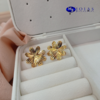 BRINCO FLOR PLISSADA FOLHEADO A OURO 18K