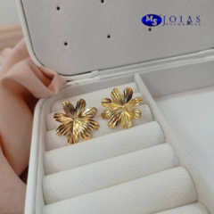 BRINCO FLOR PLISSADA FOLHEADO A OURO 18K