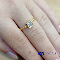 ANEL COM PEDRA QUADRADA EM ZIRCÔNIA FOLHEADO A OURO 18K