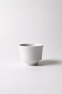 Taza de café o té en porcelana blanca. Diseño inspirado de la tradicional ceremonia del té japones. 