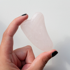 Gua Sha para massagem facial - Quartzo Rosa - Oco Mineral Design | Pedras e Cristais para Decoração