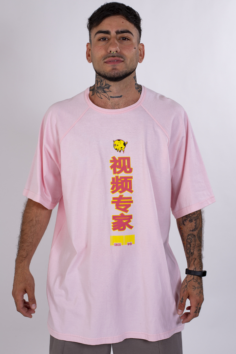 Remera oversize "Perro de la calle" rosa clara